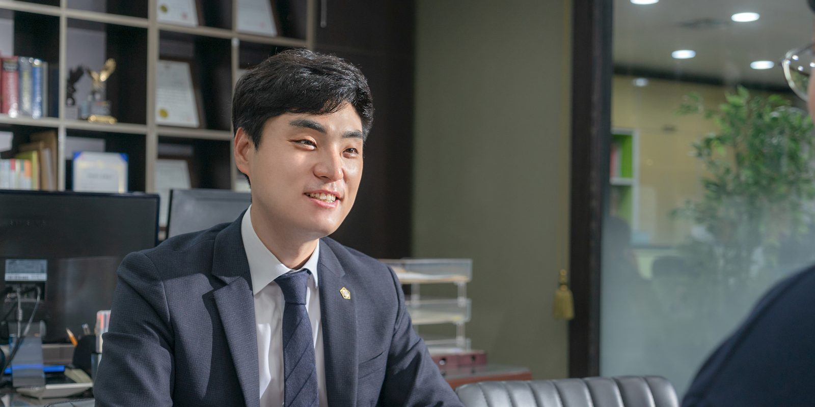 장정호 변호사가 상담 내용을 적는 모습