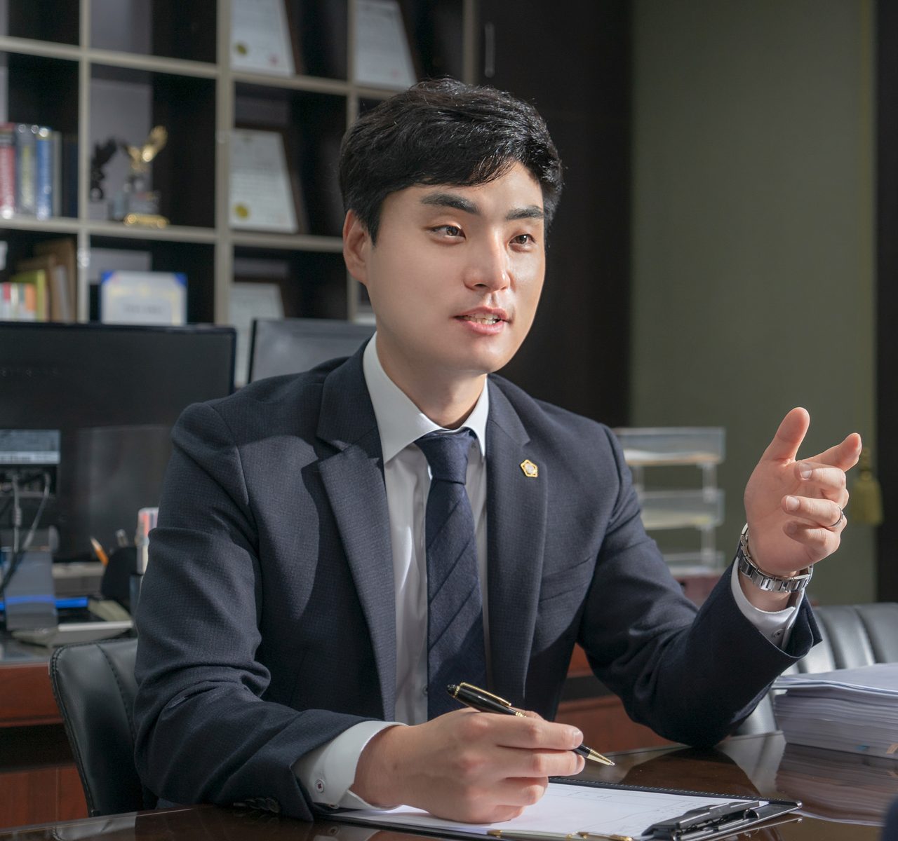 장정호 변호사가 상담실에서 의뢰인에게 설명하는 모습